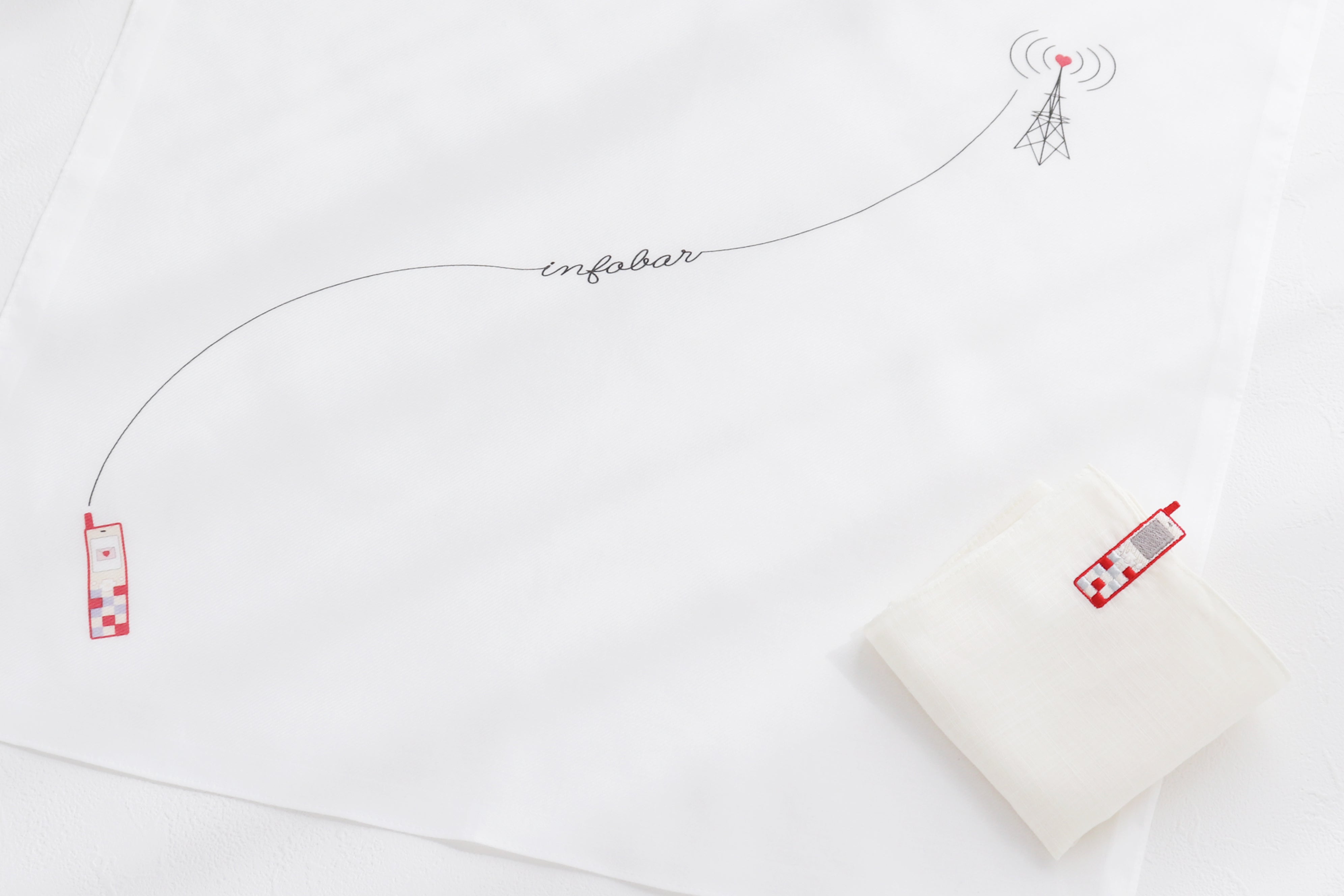 au Design project「INFOBAR」20周年を記念したコラボレーションハンカチーフを、10月30日(月)よりオンラインショップにて限定販売