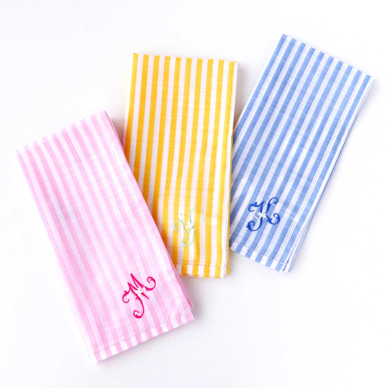 You can choose the initial embroidery! Sachet handkerchief