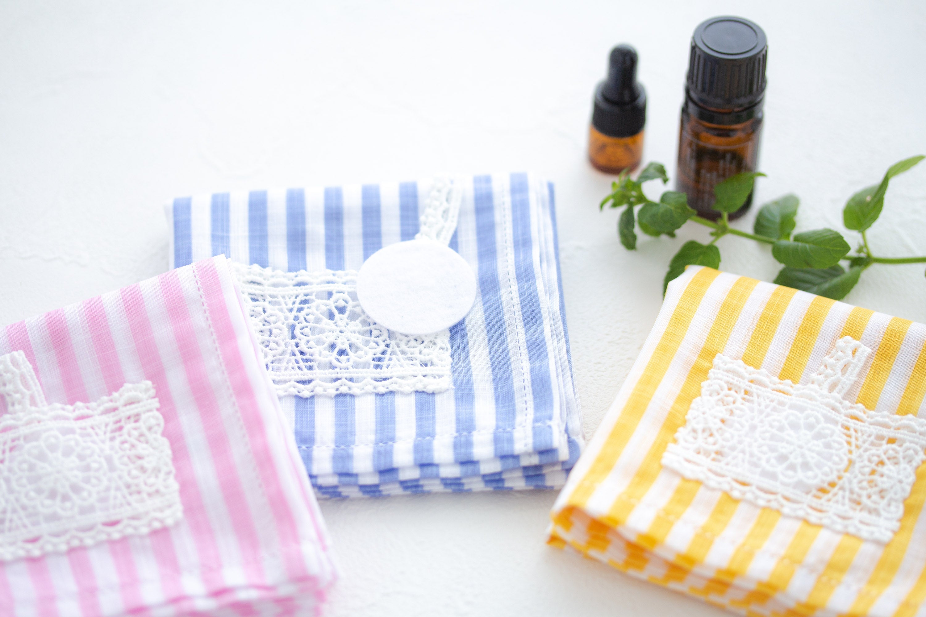 You can choose the initial embroidery! Sachet handkerchief