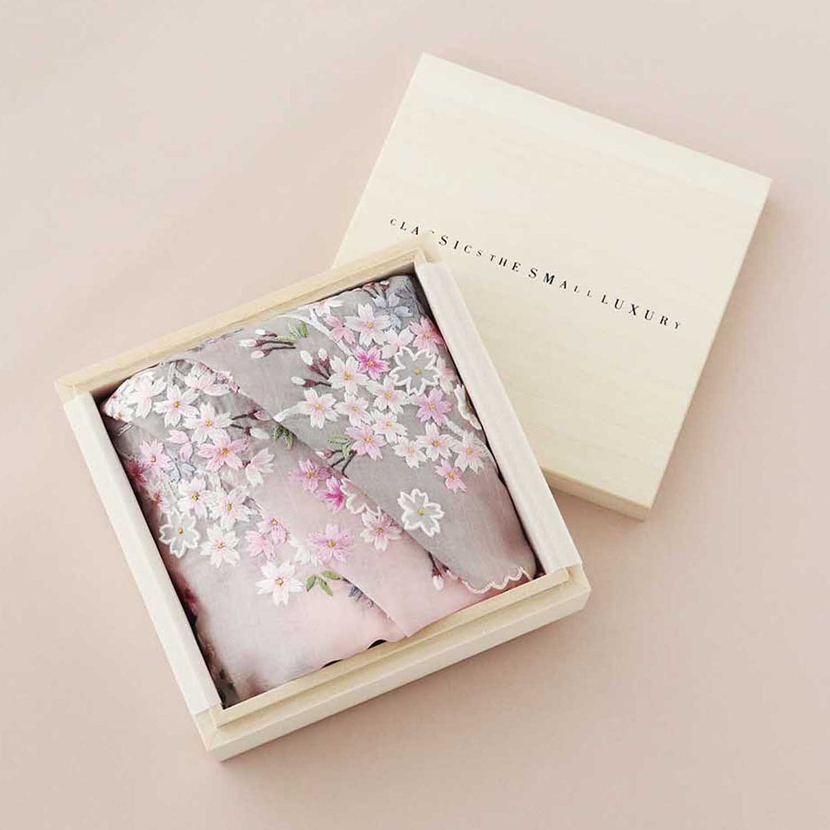 【受注生産】宇野千代コラボハンカチ 桜 ベトナム手刺繍
