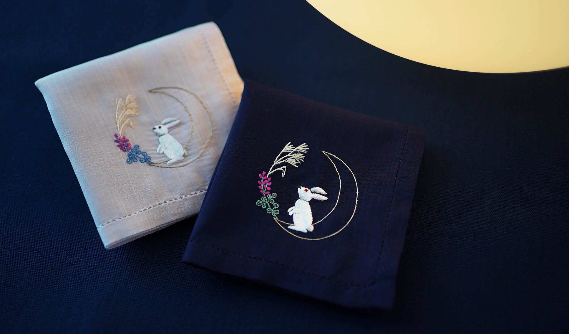 8月20日(水)より、季節の移ろいを映したベトナム手刺繍ハンカチ「月うさぎ」が新登場
