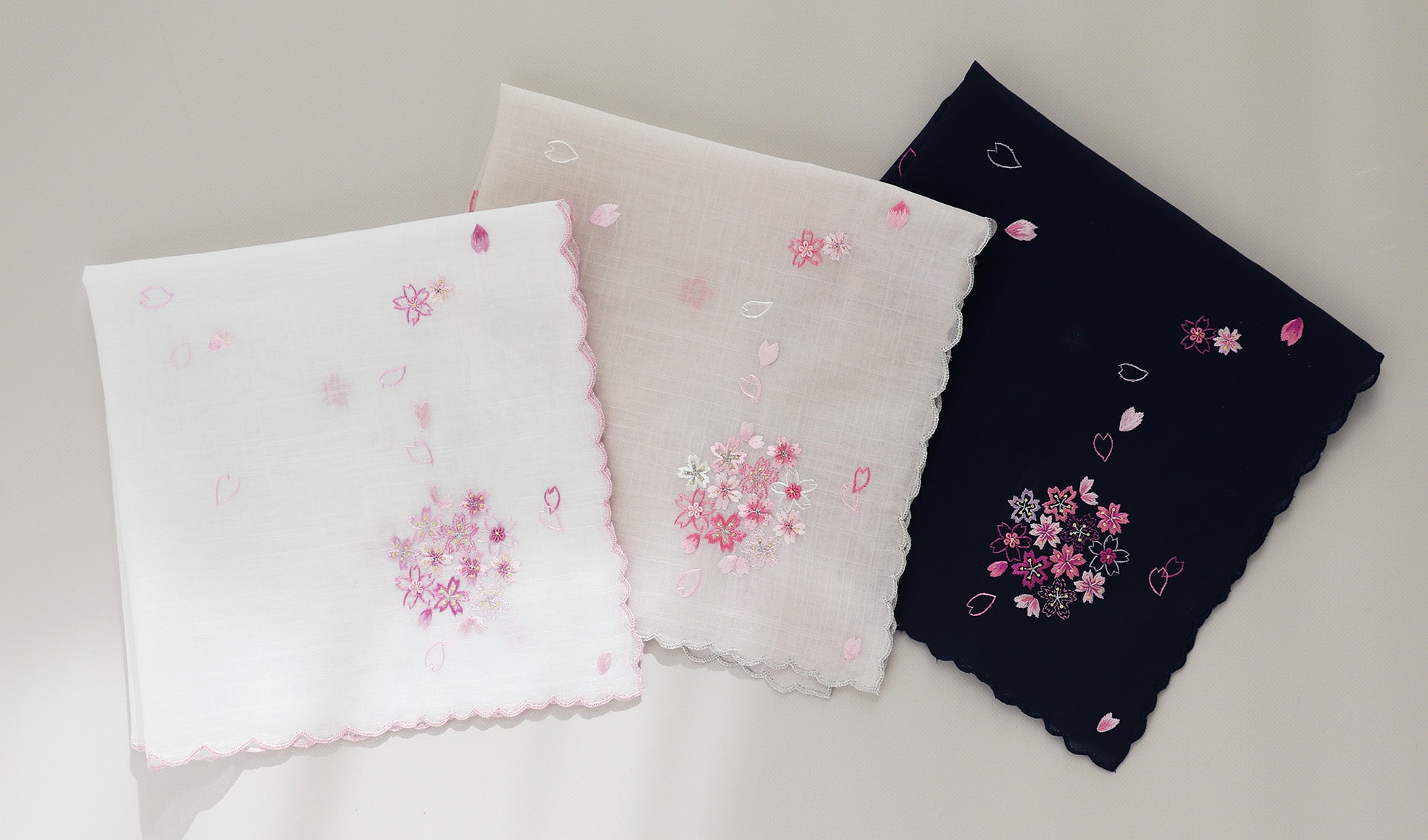 2月10日(火)より繁栄と門出を祝う「桜くす玉」ハンカチーフ新発売＆数量限定「サンキューチャーム」もスタート