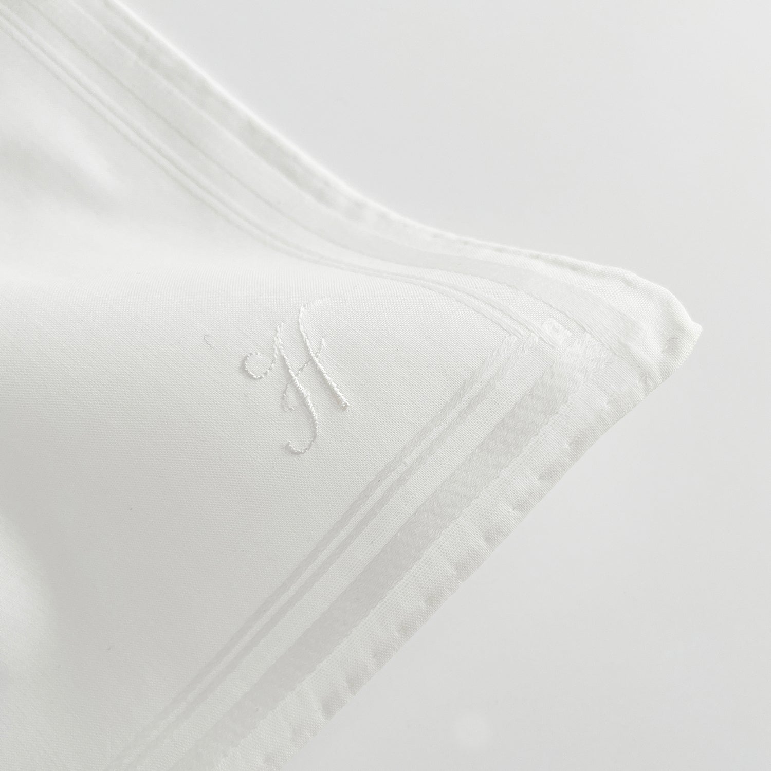 Yarn-dyed with embroidered initials [4252] (White)