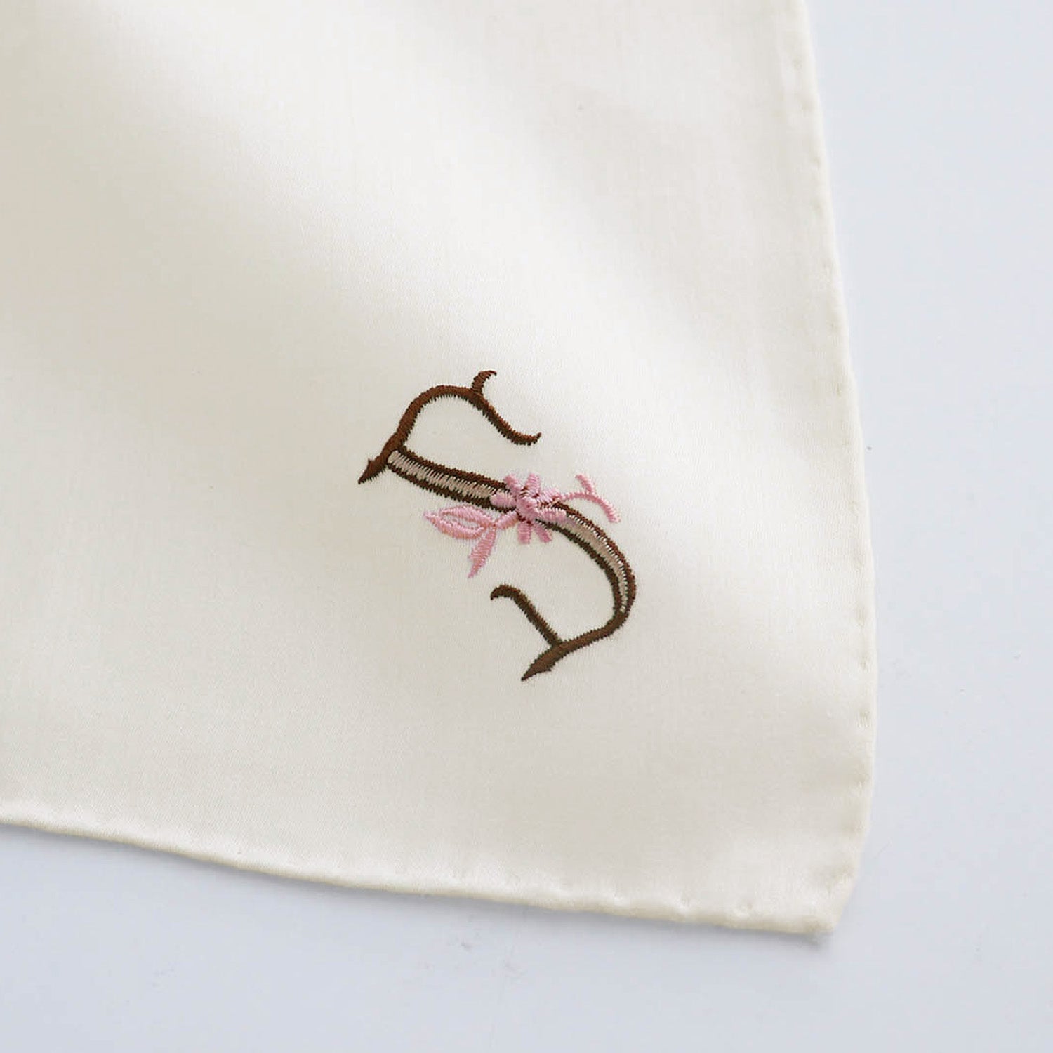 イニシャル刺繍が選べる！薔薇刺繍のハンカチ