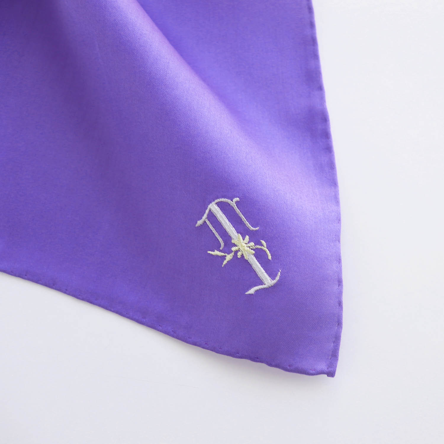 イニシャル刺繍が選べる！薔薇刺繍のハンカチ