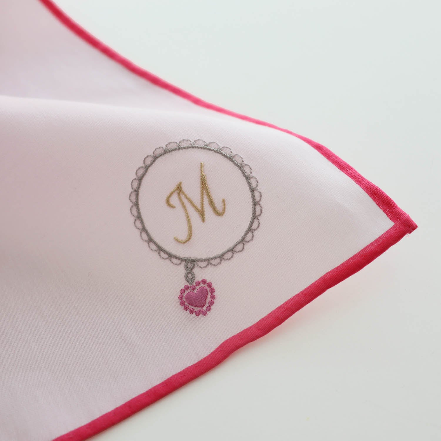 イニシャル刺繍が選べる！ グラデーションハート（ピンク）