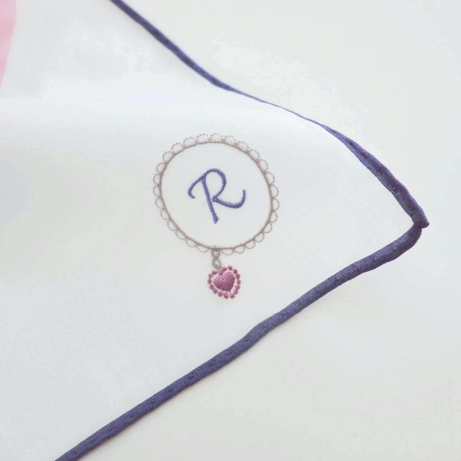 イニシャル刺繍が選べる！ グラデーションハート（グレー）