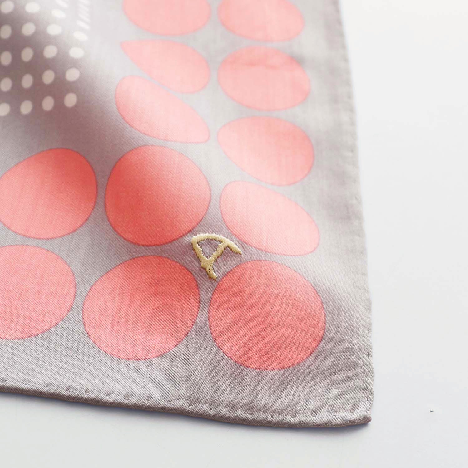 イニシャル刺繍が選べる！ ドット・グラデーション