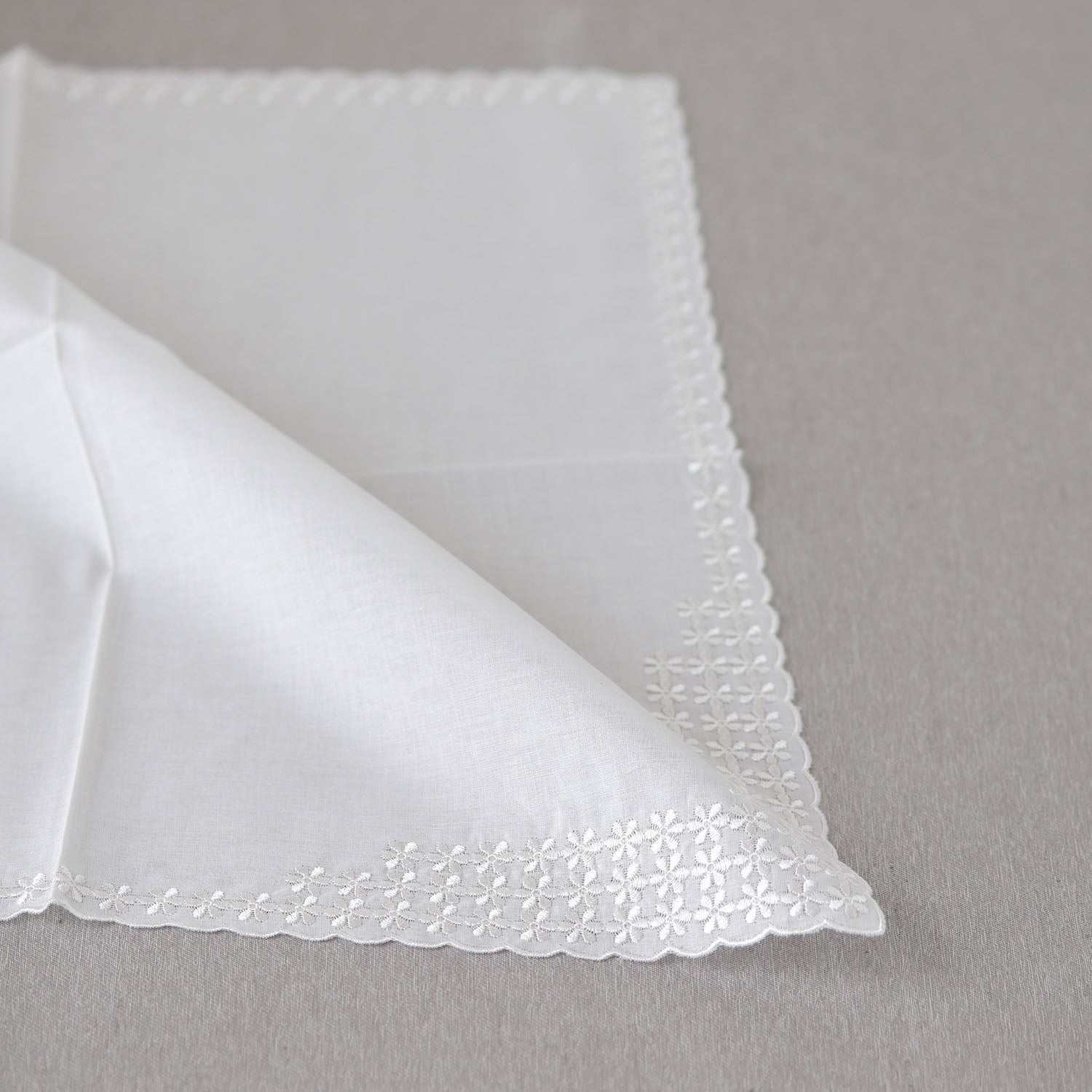 Rain Lily [Bridal Handkerchief].
