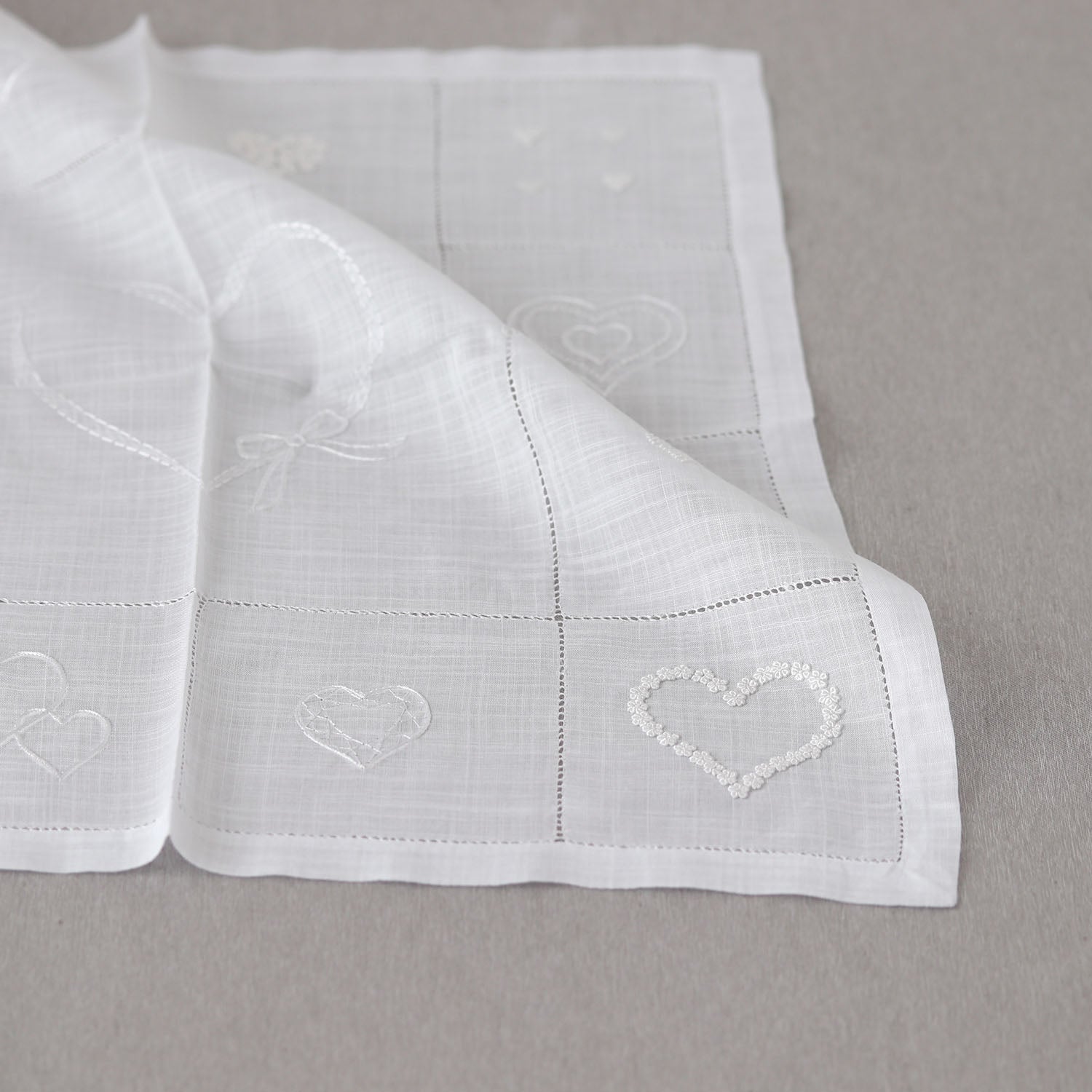 Vietnamese hand embroidery many hearts [Bridal handkerchief].
