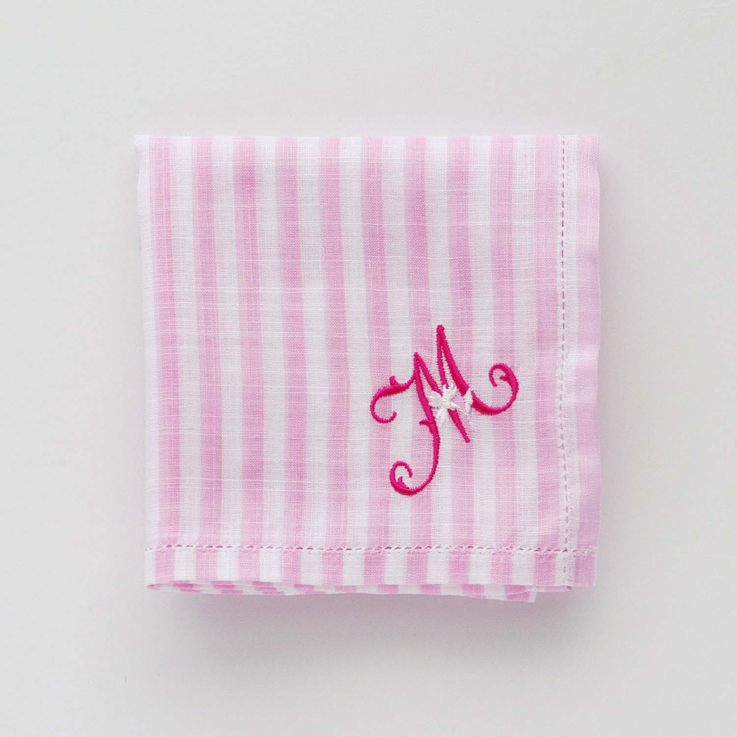 You can choose the initial embroidery! Sachet handkerchief