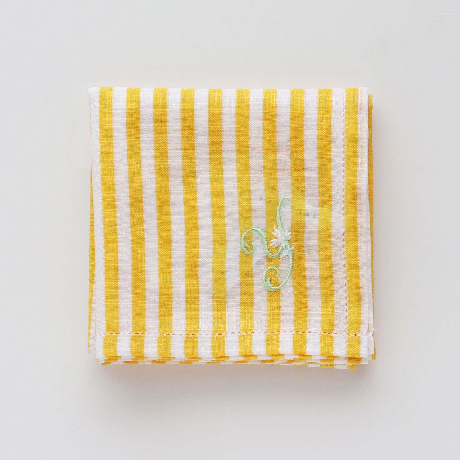 You can choose the initial embroidery! Sachet handkerchief