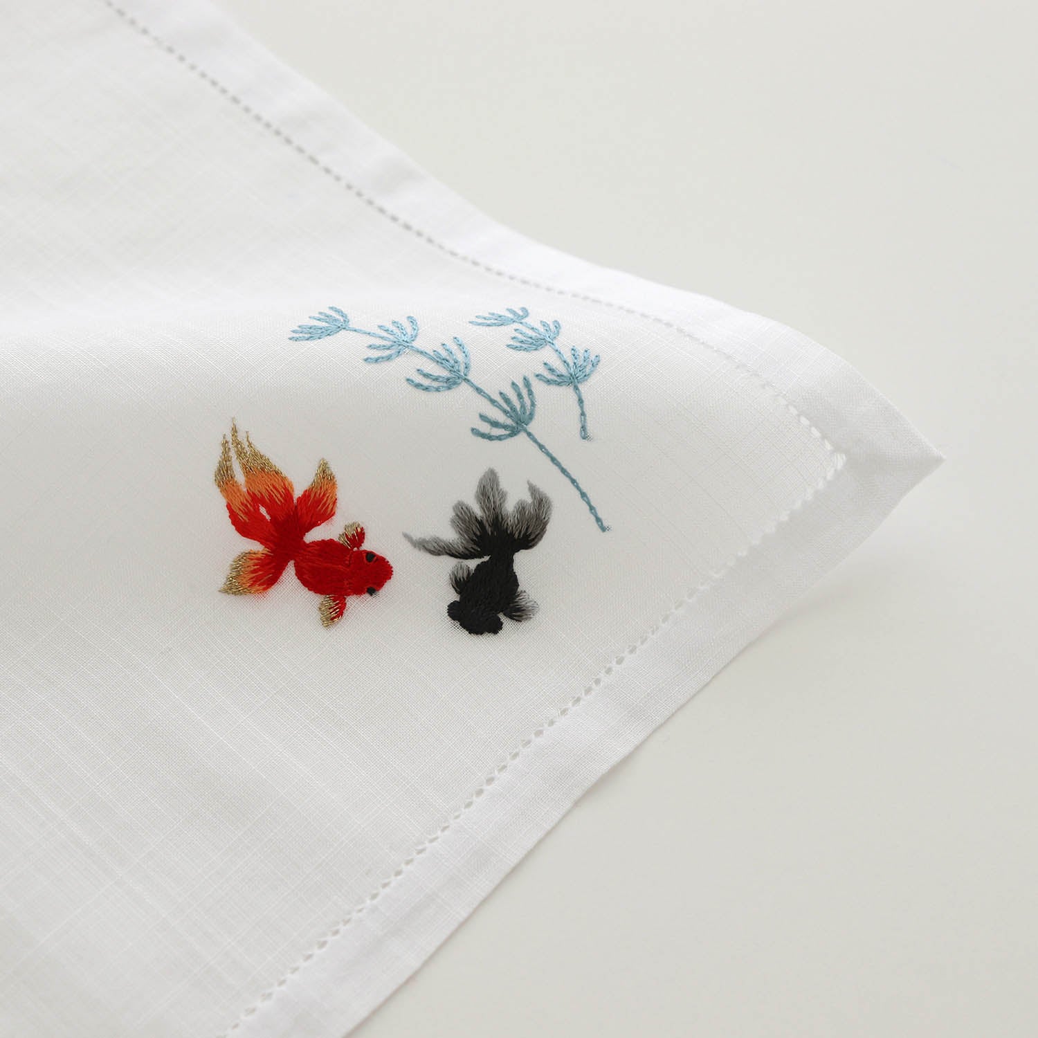 ベトナム手刺繍 ハンカチ 金魚